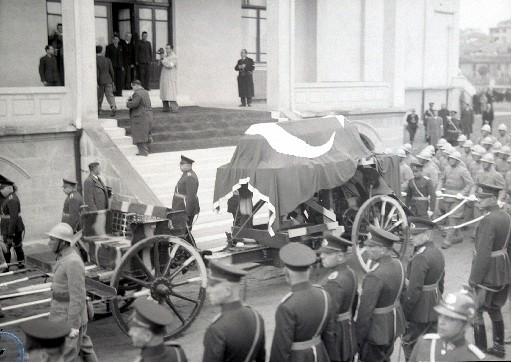 Atatürk son yolculuğuna böyle uğurlandı - Resim 125