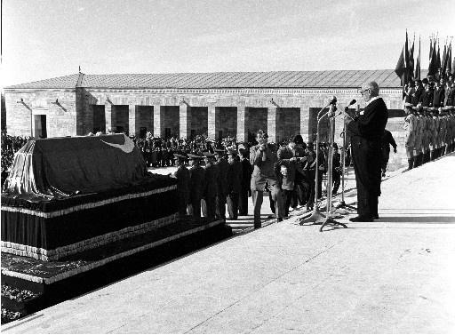 Atatürk son yolculuğuna böyle uğurlandı - Resim 124