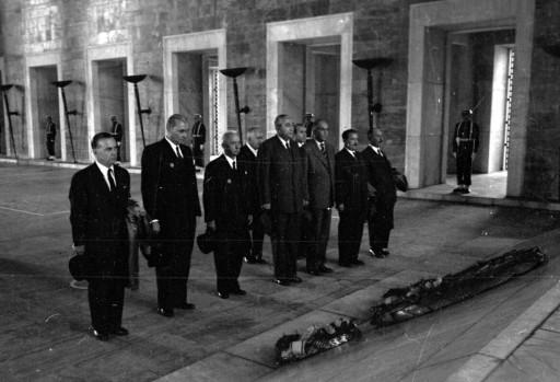 Atatürk son yolculuğuna böyle uğurlandı - Resim 33
