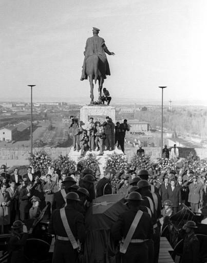 Atatürk son yolculuğuna böyle uğurlandı - Resim 21