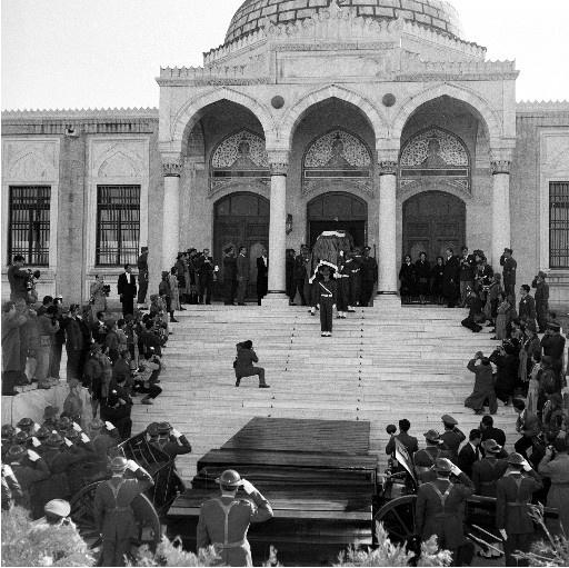 Atatürk son yolculuğuna böyle uğurlandı - Resim 30
