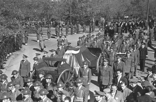Atatürk son yolculuğuna böyle uğurlandı - Resim 52
