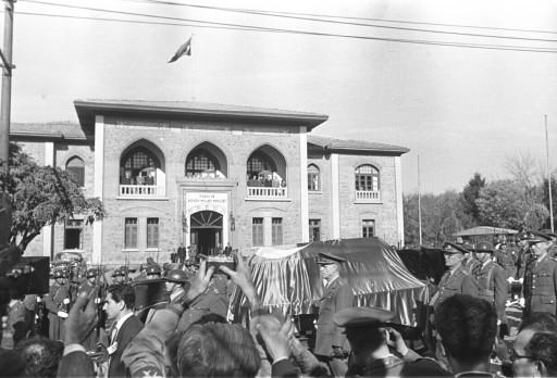 Atatürk son yolculuğuna böyle uğurlandı - Resim 69