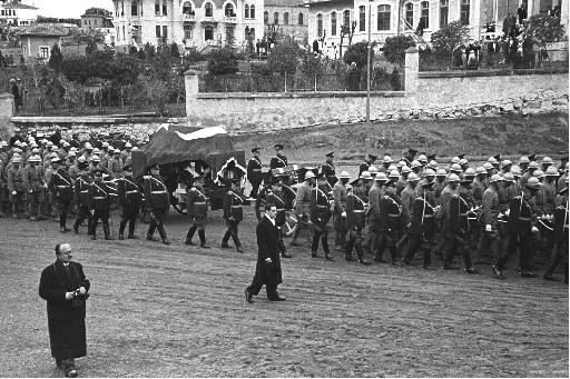 Atatürk son yolculuğuna böyle uğurlandı - Resim 85