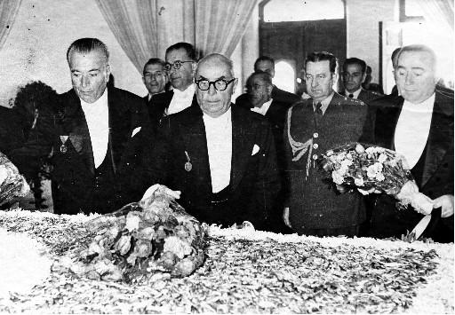 Atatürk son yolculuğuna böyle uğurlandı - Resim 151