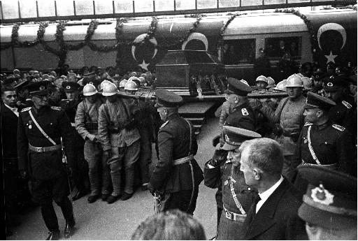 Atatürk son yolculuğuna böyle uğurlandı - Resim 84