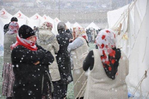 Deprem sonrası Vanlılar'ın kar çilesi - Resim 7