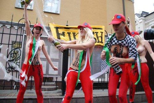 Femen'den Berlusconi’nin gidişine üstsüz kutlama - Resim 7