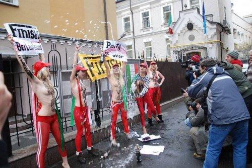 Femen'den Berlusconi’nin gidişine üstsüz kutlama - Resim 4
