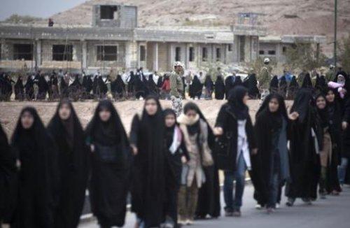 İranlı öğrencilerden İsrail saldırısına karşı canlı kalkan - Resim 18