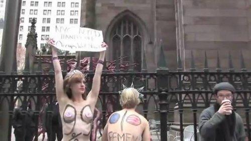 FEMEN grubu kapitalizm için soyundu 