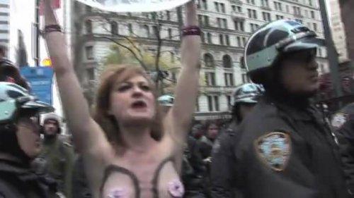 FEMEN grubu kapitalizm için soyundu 