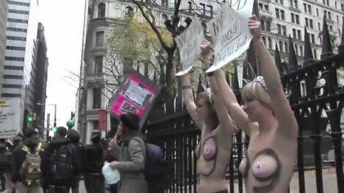 FEMEN grubu kapitalizm için soyundu 