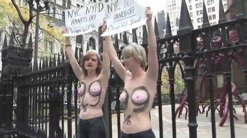 FEMEN grubu kapitalizm için soyundu 