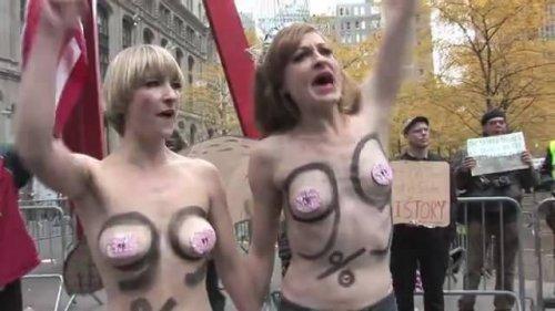 FEMEN grubu kapitalizm için soyundu 