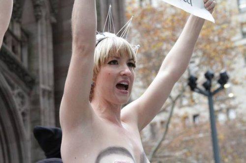 FEMEN grubu kapitalizm için soyundu 