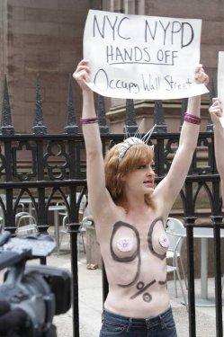 FEMEN grubu kapitalizm için soyundu 