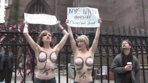 FEMEN grubu kapitalizm için soyundu 