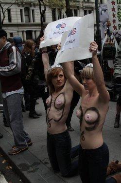 FEMEN grubu kapitalizm için soyundu 
