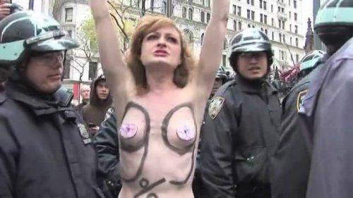 FEMEN grubu kapitalizm için soyundu 