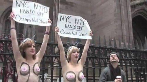 FEMEN grubu kapitalizm için soyundu 