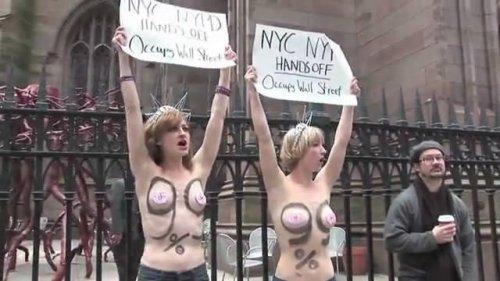FEMEN grubu kapitalizm için soyundu 