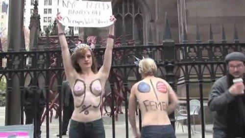 FEMEN grubu kapitalizm için soyundu 