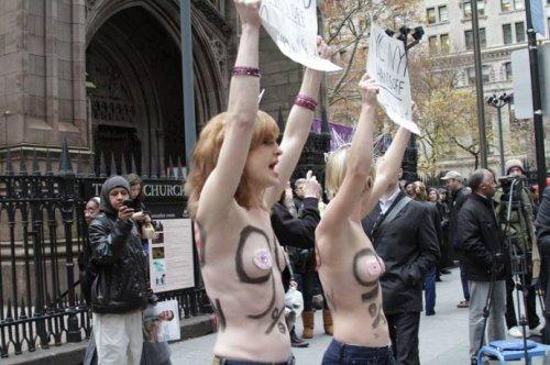 FEMEN grubu kapitalizm için soyundu 