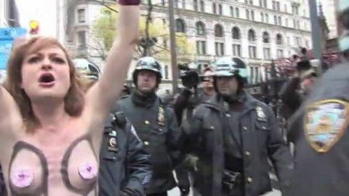 FEMEN grubu kapitalizm için soyundu 