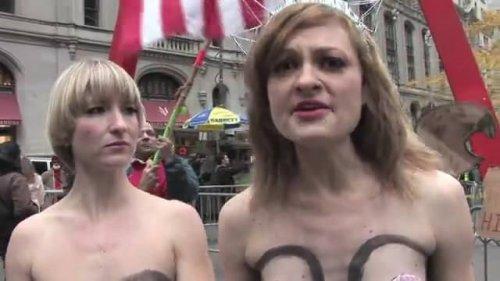 FEMEN grubu kapitalizm için soyundu 
