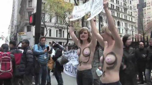 FEMEN grubu kapitalizm için soyundu 