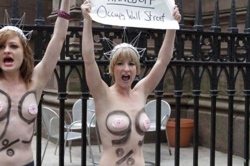 FEMEN grubu kapitalizm için soyundu 