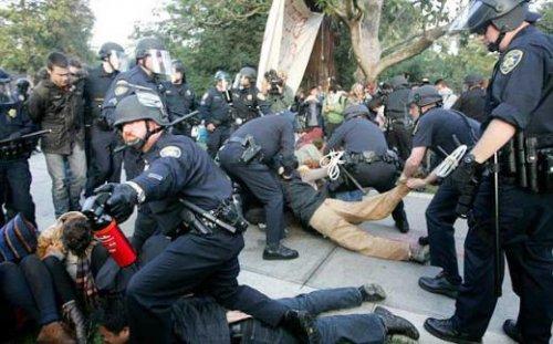 ABD polisi yerde oturan öğrenciye biber gazı sıktı