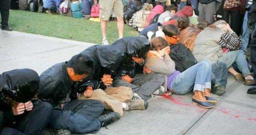 ABD polisi yerde oturan öğrenciye biber gazı sıktı