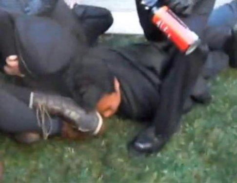 ABD polisi yerde oturan öğrenciye biber gazı sıktı