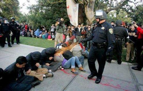 ABD polisi yerde oturan öğrenciye biber gazı sıktı