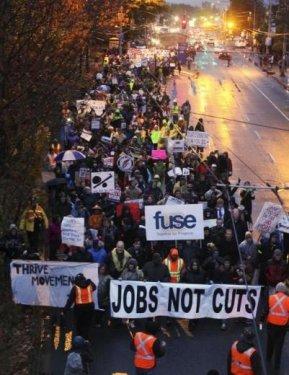 ABD polisi yerde oturan öğrenciye biber gazı sıktı