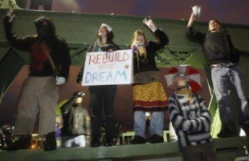 ABD polisi yerde oturan öğrenciye biber gazı sıktı