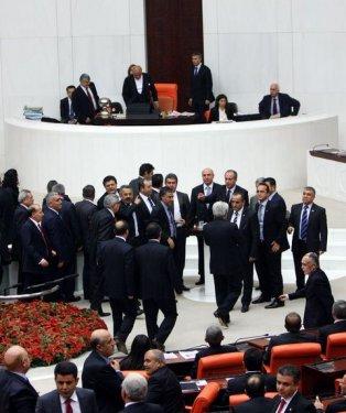 CHP'li vekiller Meclis kürsüsünü işgal etti