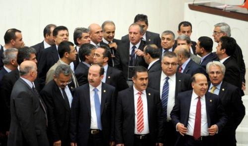 CHP'li vekiller Meclis kürsüsünü işgal etti