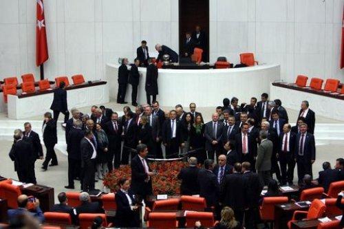 CHP'li vekiller Meclis kürsüsünü işgal etti