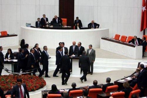CHP'li vekiller Meclis kürsüsünü işgal etti
