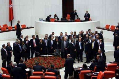 CHP'li vekiller Meclis kürsüsünü işgal etti