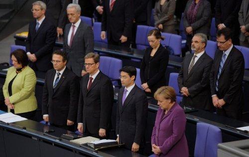 Merkel öldürülen Türkler için saygı duruşunda