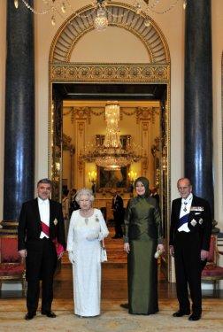 Cumhurbaşkanı Gül ilk kez frak giydi