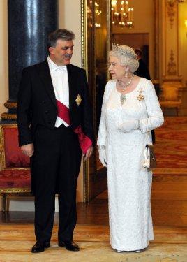 Cumhurbaşkanı Gül ilk kez frak giydi