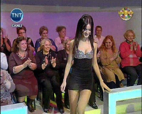 Cansu Taşkın ultra minisiyle Çarkıfelek'te - Resim 1