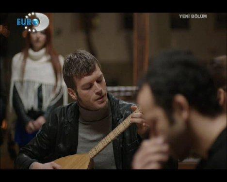 Kuzey saz çalıp türkü söyledi