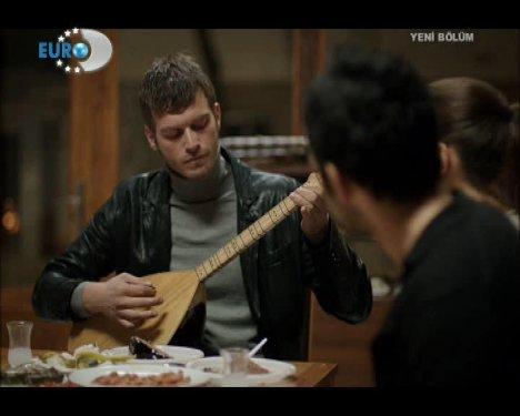 Kuzey saz çalıp türkü söyledi