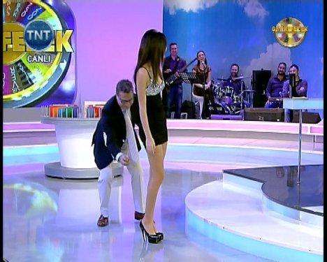 Cansu Taşkın ultra minisiyle Çarkıfelek'te - Resim 35